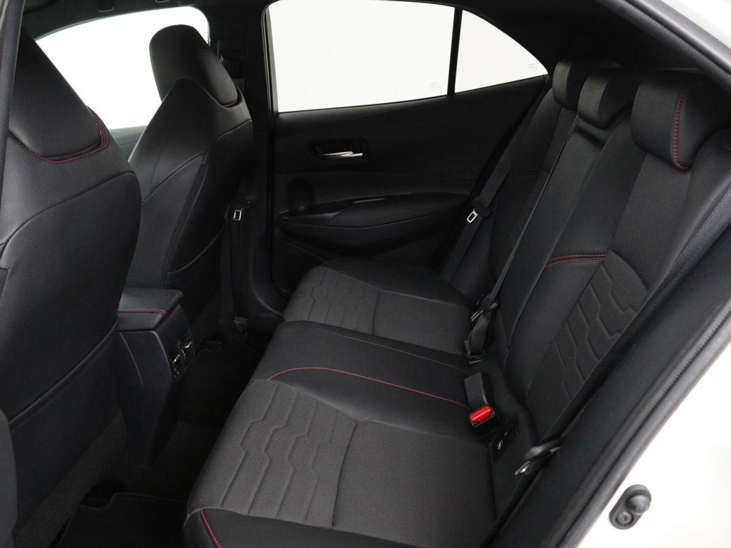 Toyota Corolla 2.0 Hybrid GR-Sport | Stoel & stuurverwarming | Camera | Adaptive cruise | Sportstoelen | Park Assist | Half leder | Full LED | Keyless