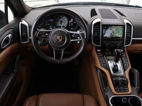 Porsche Cayenne 3.0 S E-Hybrid | Panoramadak | Stoelventilatie | Camera | Memory | Leder | BOSE Surround | Stuurverwarming | Keyless | Luchtvering | Trekhaak | Navigatie | Xenon