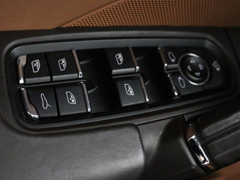 Porsche Cayenne 3.0 S E-Hybrid | Panoramadak | Stoelventilatie | Camera | Memory | Leder | BOSE Surround | Stuurverwarming | Keyless | Luchtvering | Trekhaak | Navigatie | Xenon