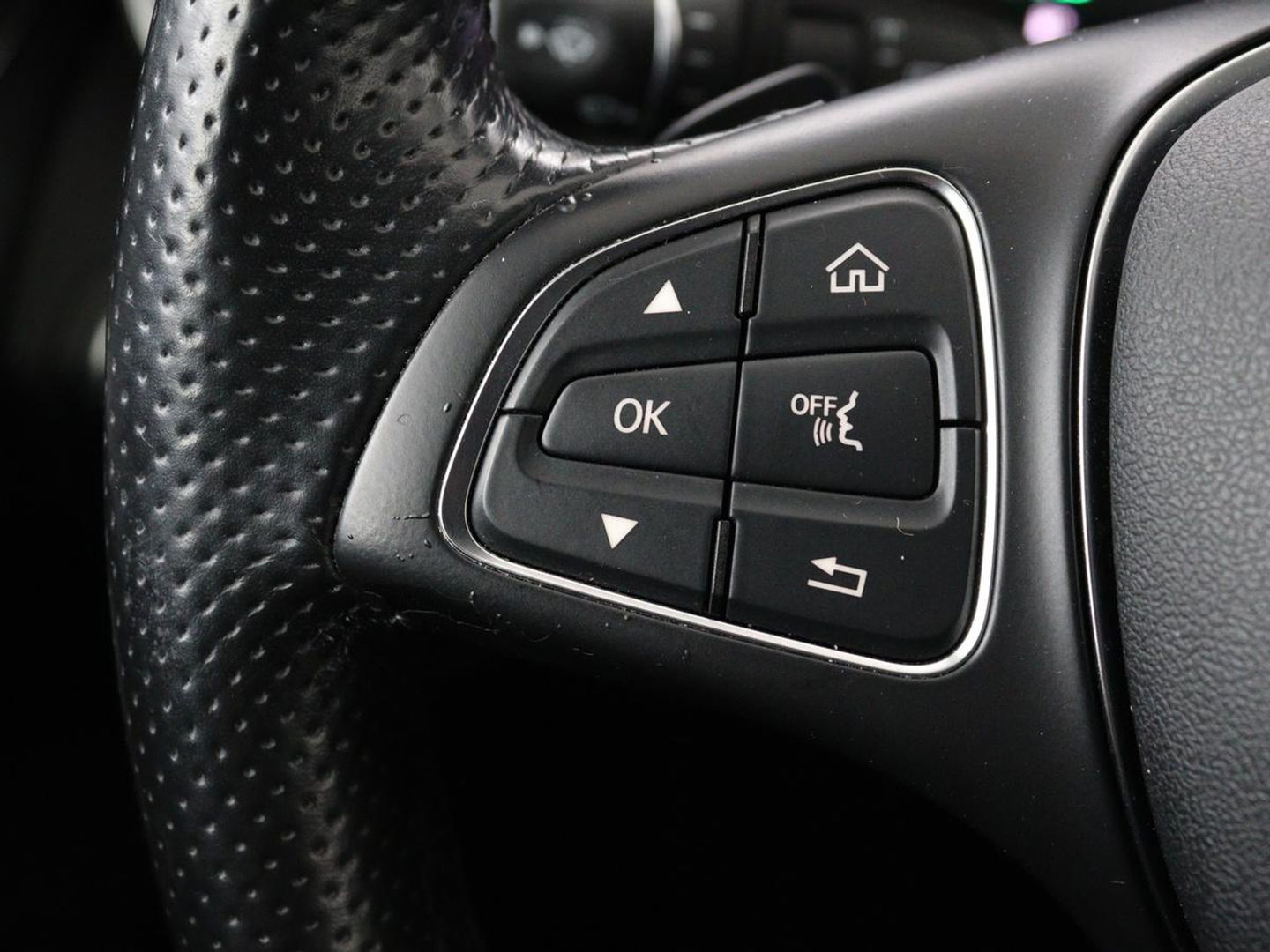 Mercedes-Benz C-Klasse 180 Avantgarde | Stoelverwarming | Trekhaak | Navigatie | Full LED | Park Assist | Climate control | Half leder | Cruise control | Bluetooth