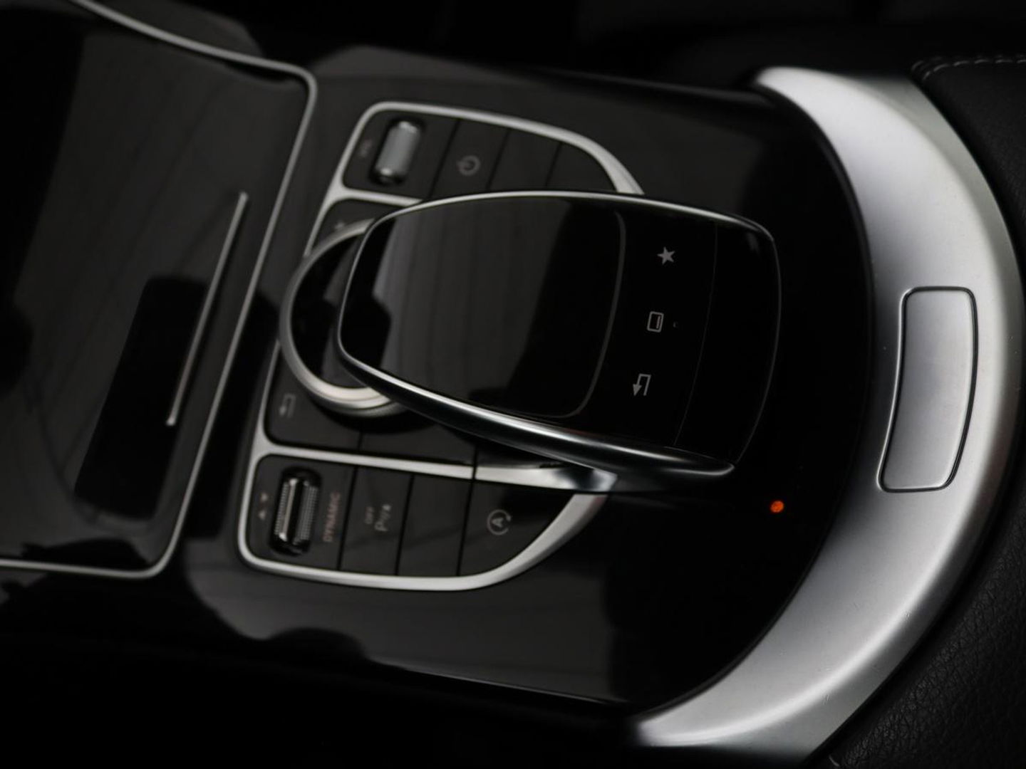 Mercedes-Benz C-Klasse 180 Avantgarde | Stoelverwarming | Trekhaak | Navigatie | Full LED | Park Assist | Climate control | Half leder | Cruise control | Bluetooth