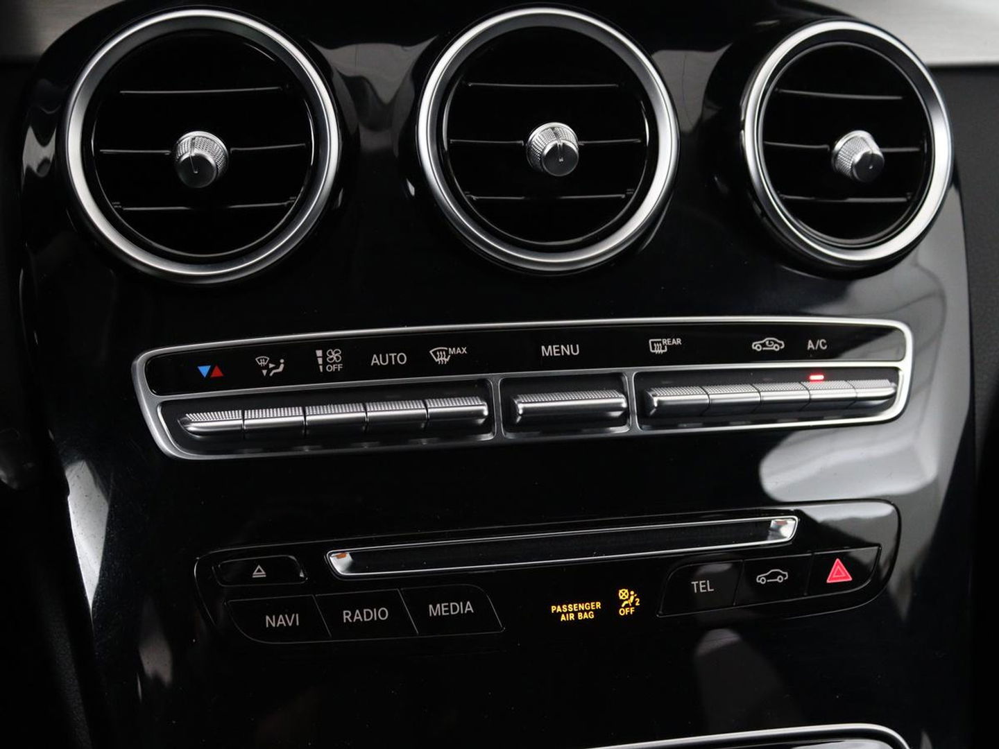 Mercedes-Benz C-Klasse 180 Avantgarde | Stoelverwarming | Trekhaak | Navigatie | Full LED | Park Assist | Climate control | Half leder | Cruise control | Bluetooth
