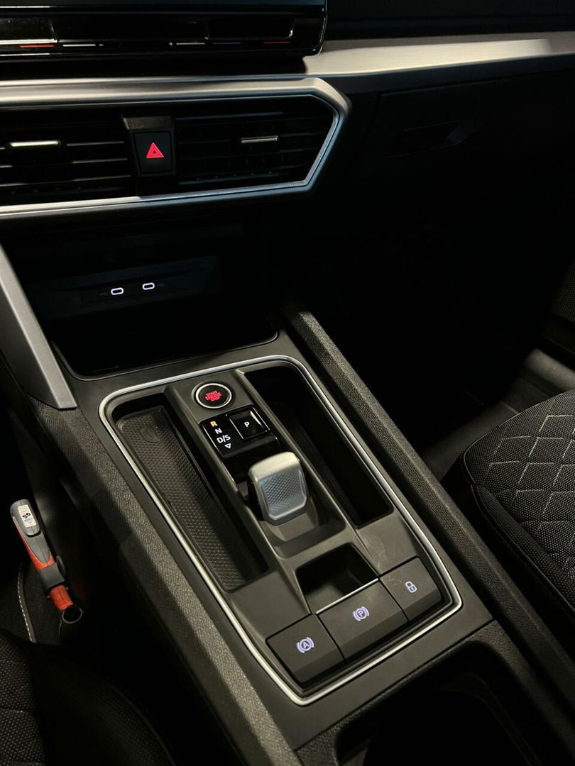 SEAT Leon 1.5 eTSI FR 150PK Pano Virtual Sfeer Trekhaak VOL!