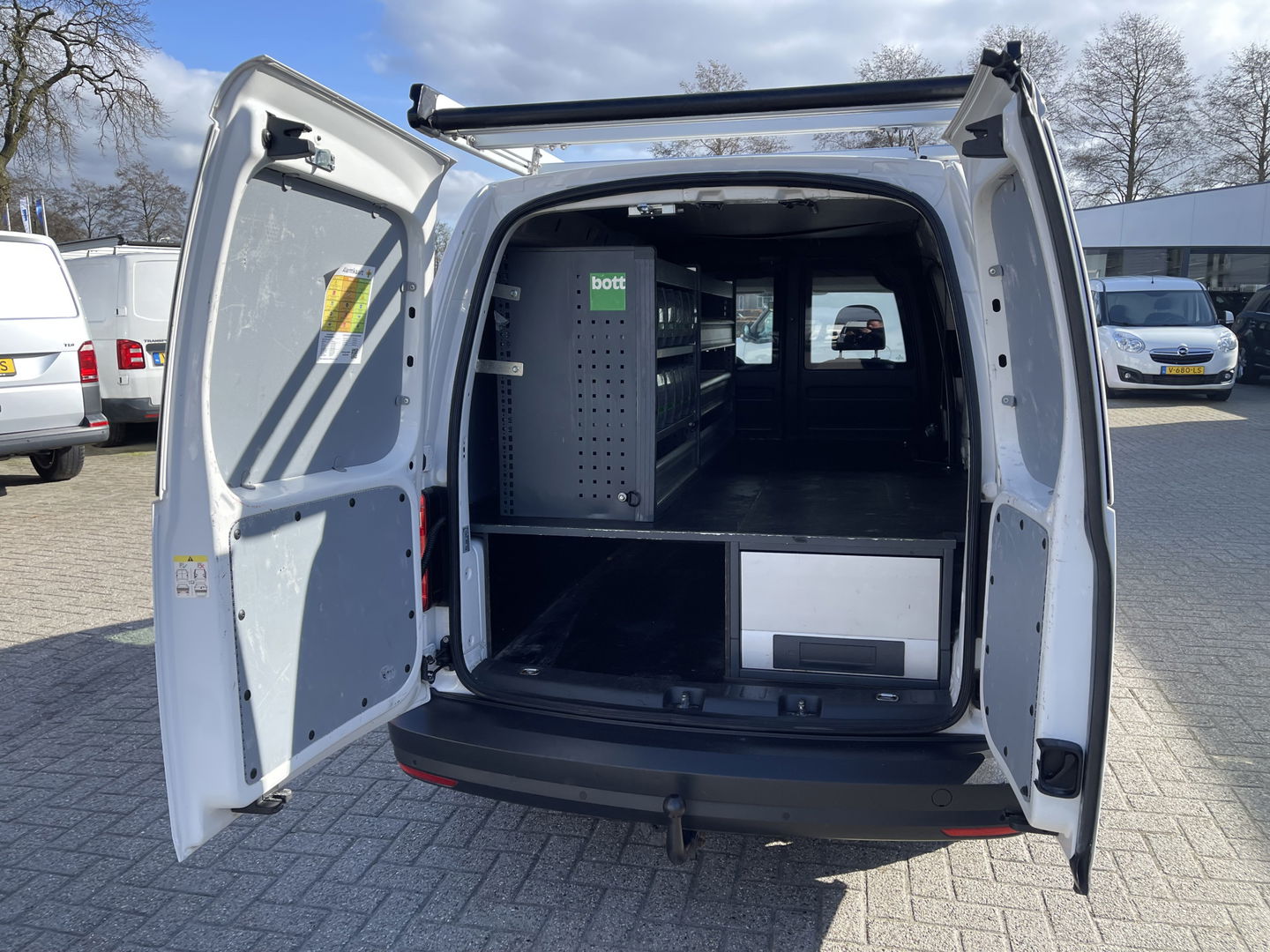 Volkswagen Caddy 2.0 TDI 102pk L2H1 BMT Maxi Comfortline / vaste prijs rijklaar € 14.950 ex btw / lease vanaf € / airco / cruise / imperial / Bott ingerichte laadruimte / trekhaak !