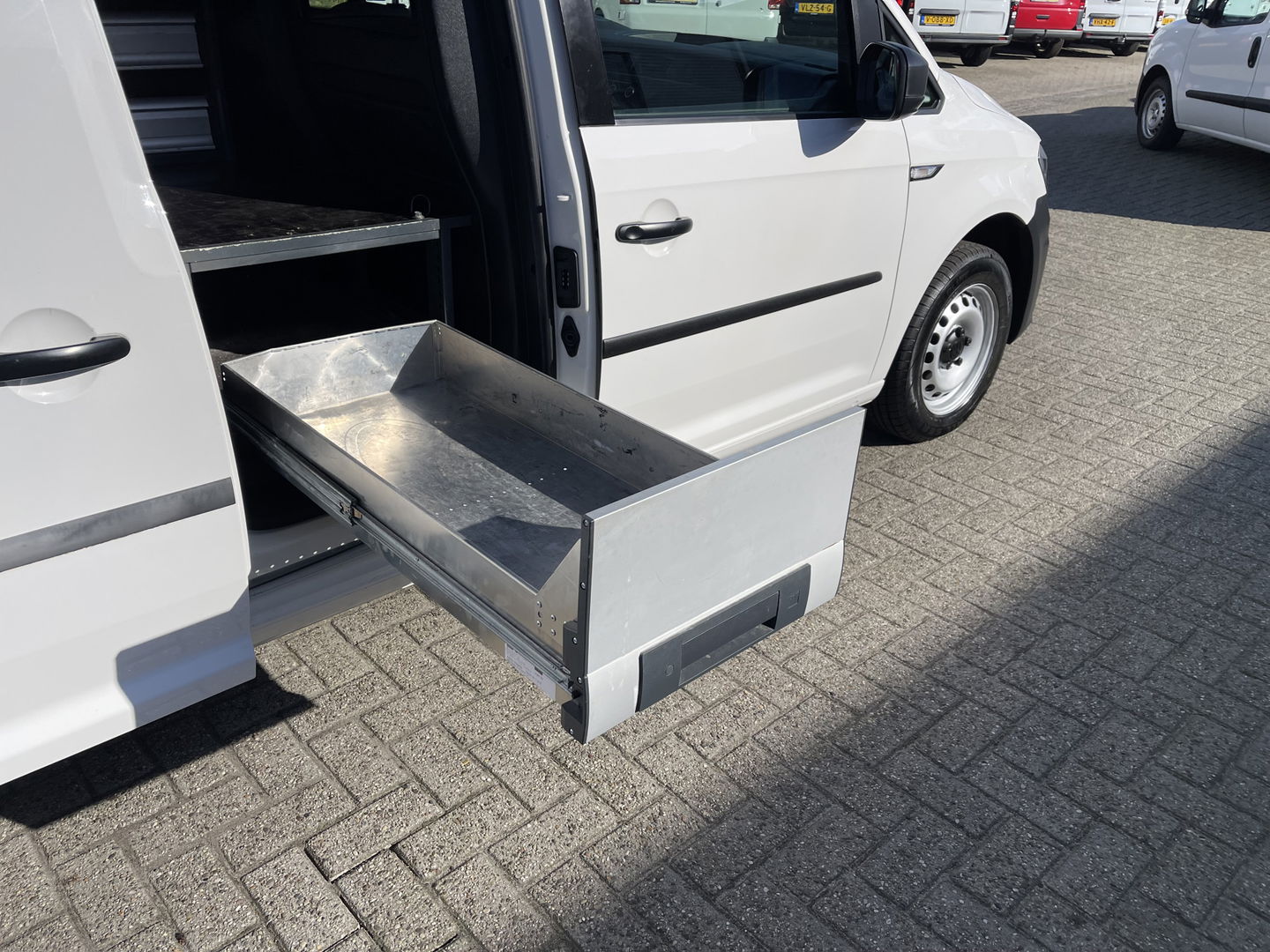 Volkswagen Caddy 2.0 TDI 102pk L2H1 BMT Maxi Comfortline / vaste prijs rijklaar € 14.950 ex btw / lease vanaf € / airco / cruise / imperial / Bott ingerichte laadruimte / trekhaak !