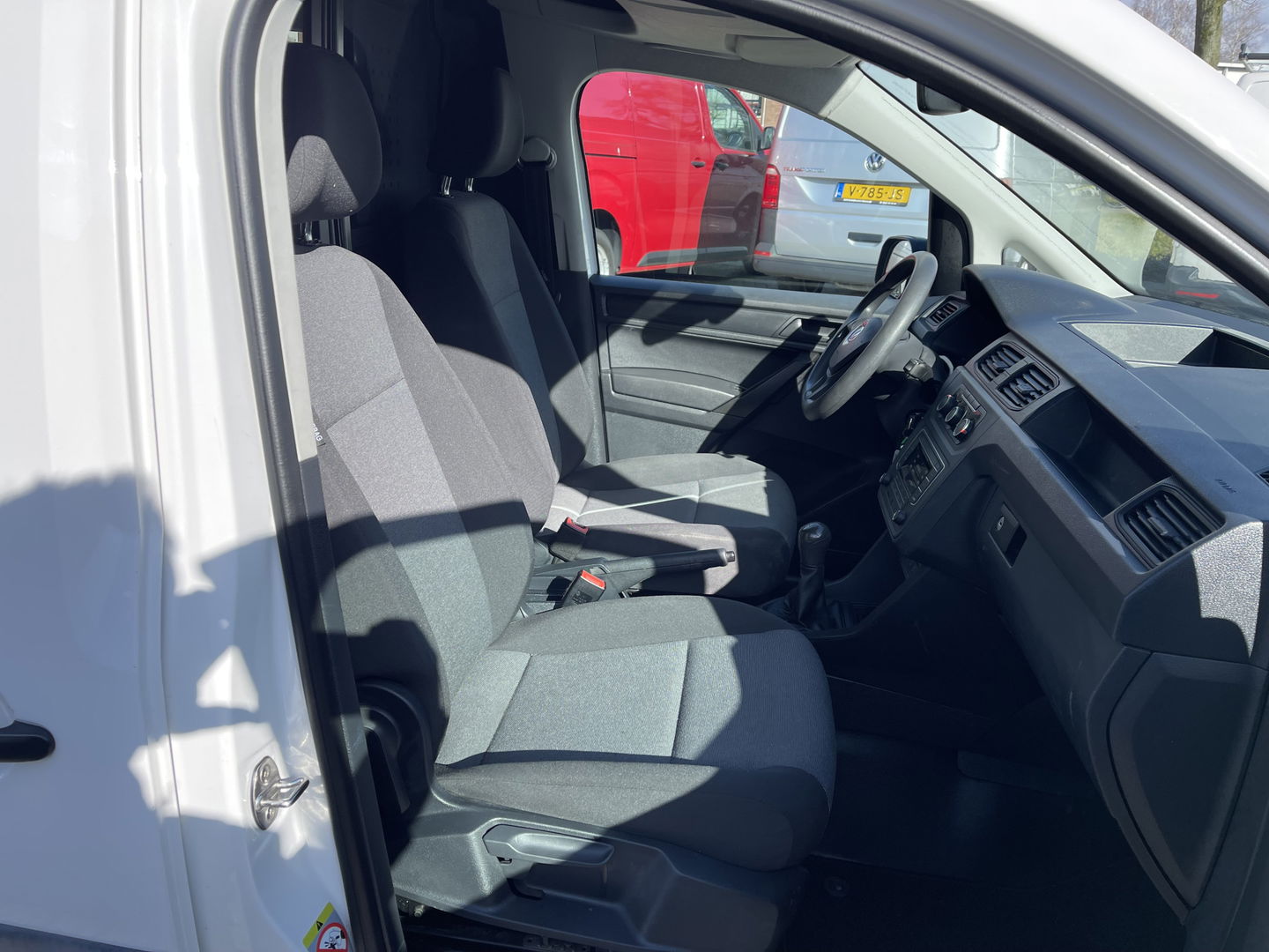 Volkswagen Caddy 2.0 TDI 102pk L2H1 BMT Maxi Comfortline / vaste prijs rijklaar € 14.950 ex btw / lease vanaf € / airco / cruise / imperial / Bott ingerichte laadruimte / trekhaak !