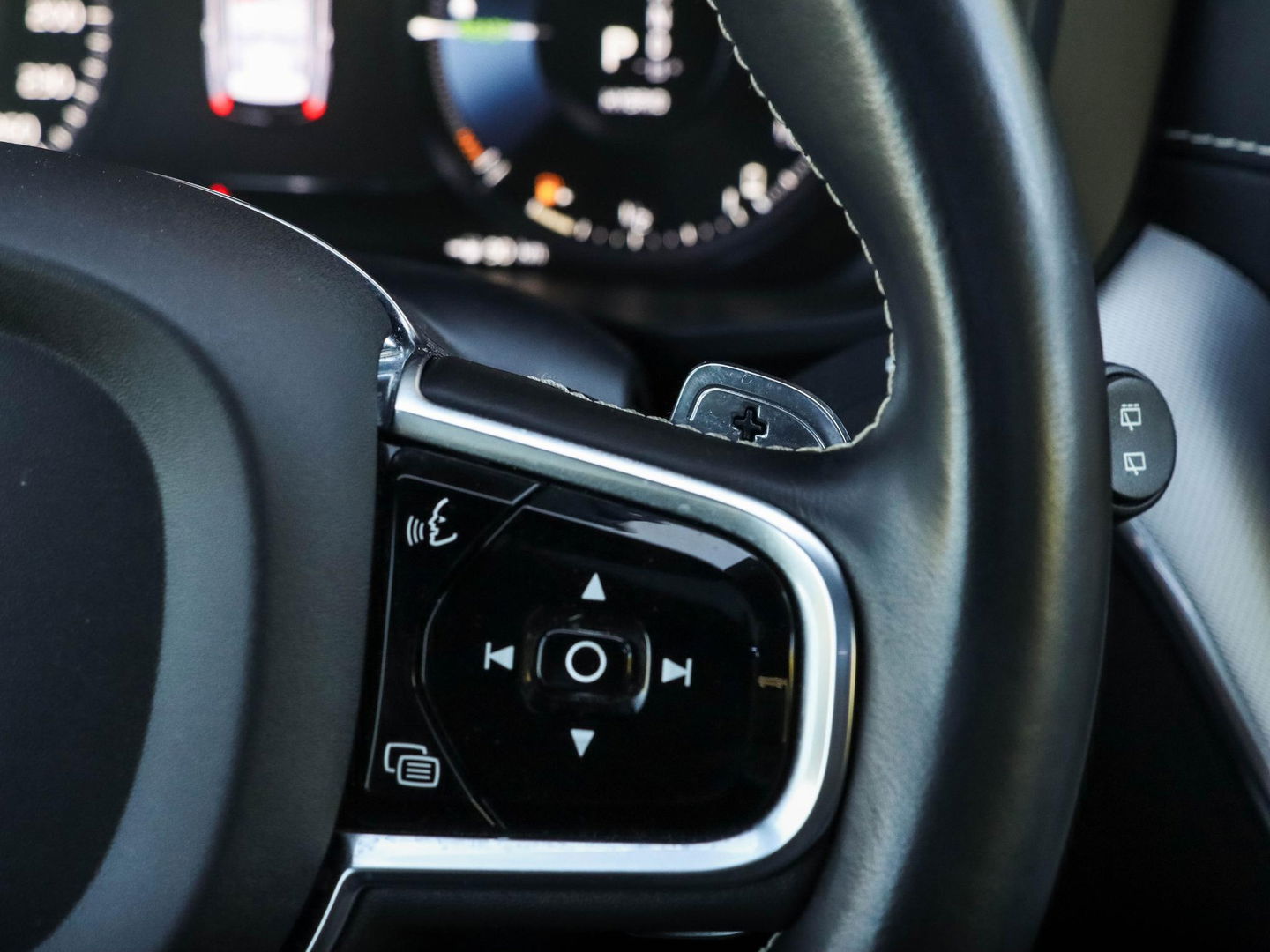 Volvo XC60 2.0 T8 AWD R-Design | Panodak | 21 inch | Luchtvering | HUD | 38.000km!