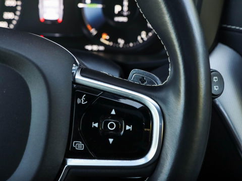Volvo XC60 2.0 T8 AWD R-Design | Panodak | 21 inch | Luchtvering | HUD | 38.000km!