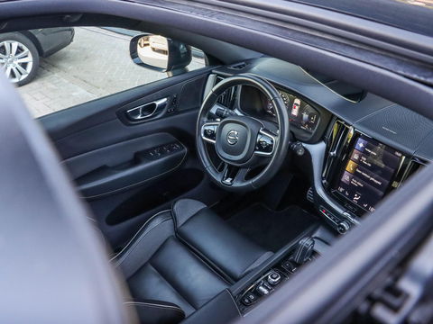 Volvo XC60 2.0 T8 AWD R-Design | Panodak | 21 inch | Luchtvering | HUD | 38.000km!