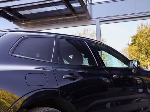 Volvo XC60 2.0 T8 AWD R-Design | Panodak | 21 inch | Luchtvering | HUD | 38.000km!