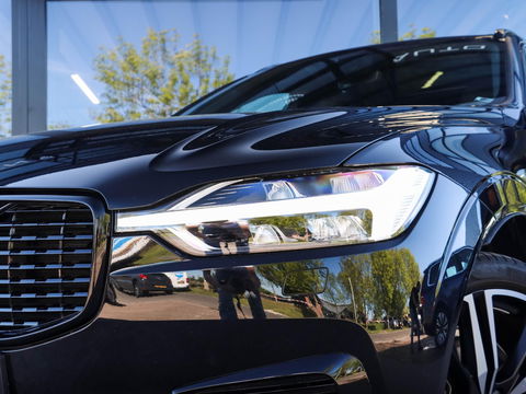Volvo XC60 2.0 T8 AWD R-Design | Panodak | 21 inch | Luchtvering | HUD | 38.000km!