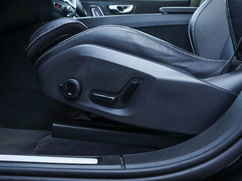 Volvo XC60 2.0 T8 AWD R-Design | Panodak | 21 inch | Luchtvering | HUD | 38.000km!