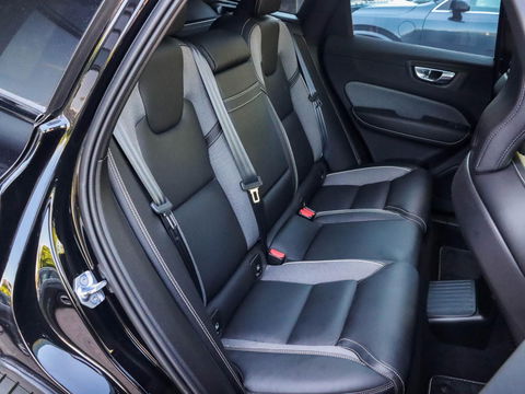Volvo XC60 2.0 T8 AWD R-Design | Panodak | 21 inch | Luchtvering | HUD | 38.000km!