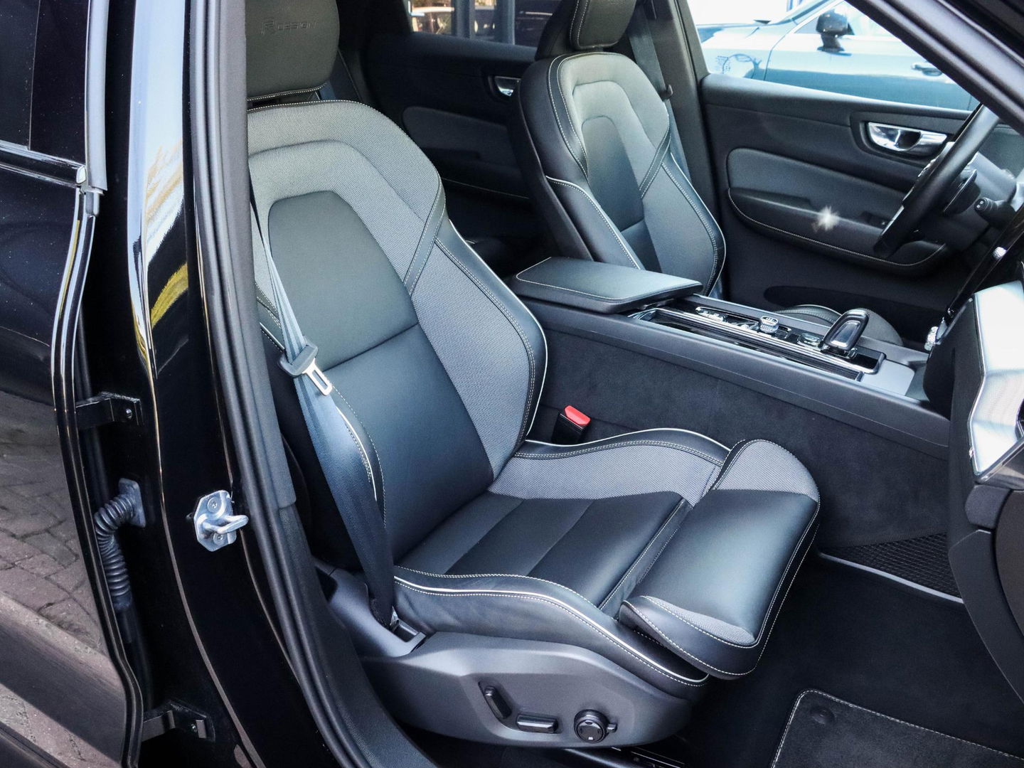 Volvo XC60 2.0 T8 AWD R-Design | Panodak | 21 inch | Luchtvering | HUD | 38.000km!
