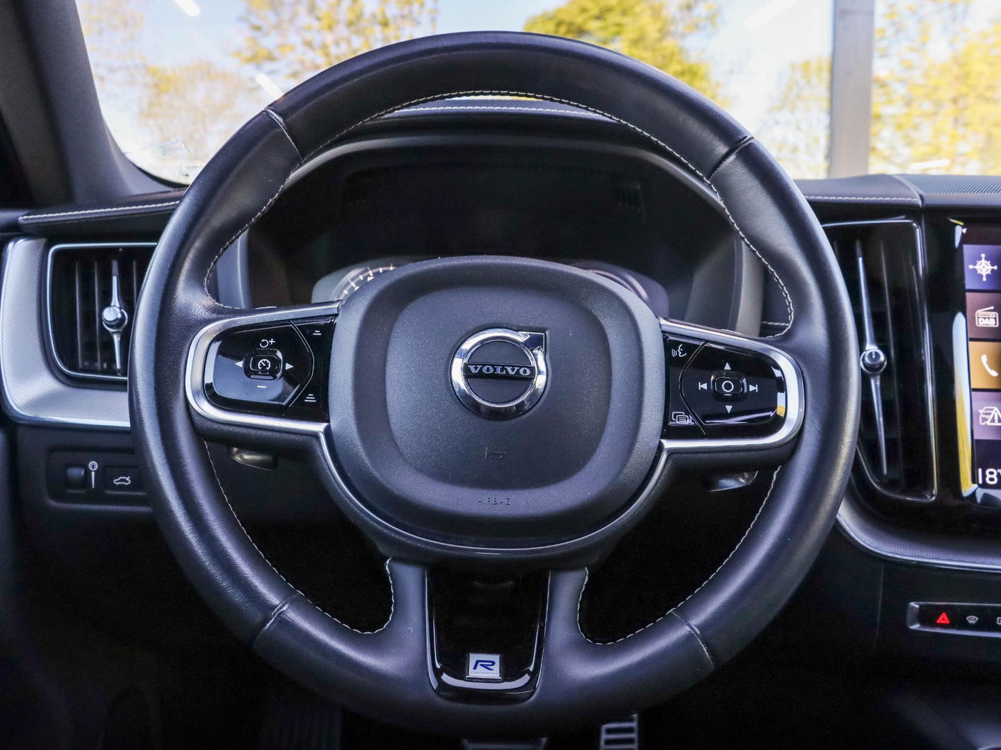 Volvo XC60 2.0 T8 AWD R-Design | Panodak | 21 inch | Luchtvering | HUD | 38.000km!