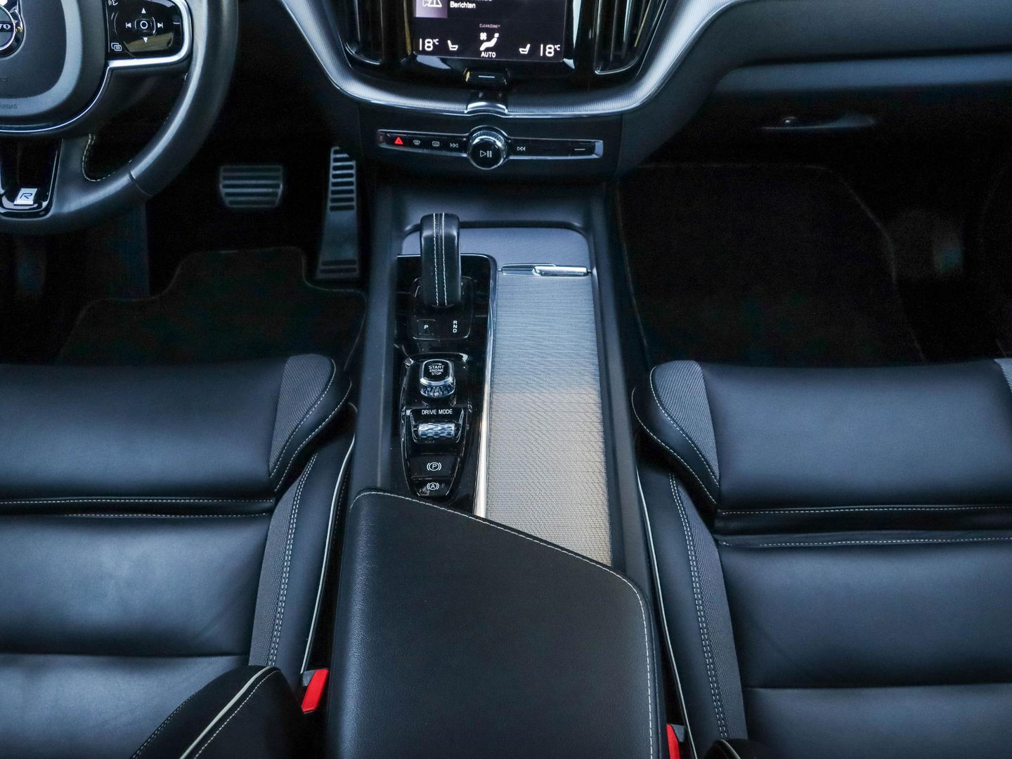 Volvo XC60 2.0 T8 AWD R-Design | Panodak | 21 inch | Luchtvering | HUD | 38.000km!