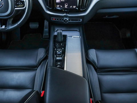 Volvo XC60 2.0 T8 AWD R-Design | Panodak | 21 inch | Luchtvering | HUD | 38.000km!