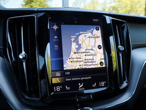 Volvo XC60 2.0 T8 AWD R-Design | Panodak | 21 inch | Luchtvering | HUD | 38.000km!