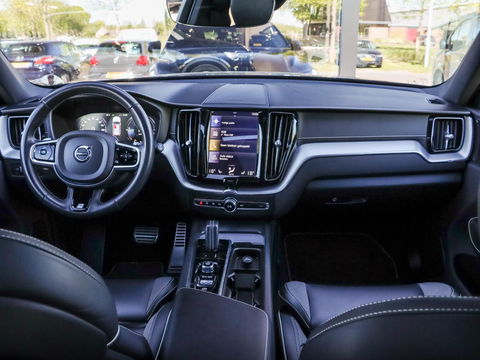 Volvo XC60 2.0 T8 AWD R-Design | Panodak | 21 inch | Luchtvering | HUD | 38.000km!