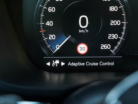 Volvo XC60 2.0 T8 AWD R-Design | Panodak | 21 inch | Luchtvering | HUD | 38.000km!