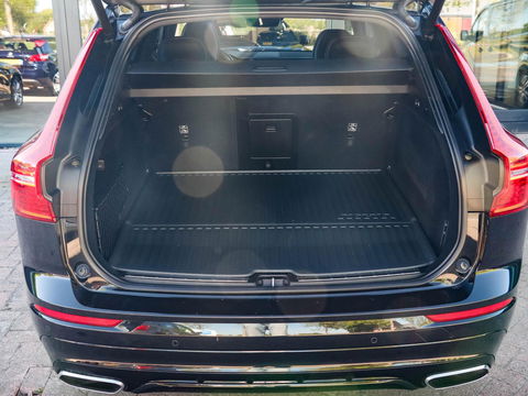 Volvo XC60 2.0 T8 AWD R-Design | Panodak | 21 inch | Luchtvering | HUD | 38.000km!