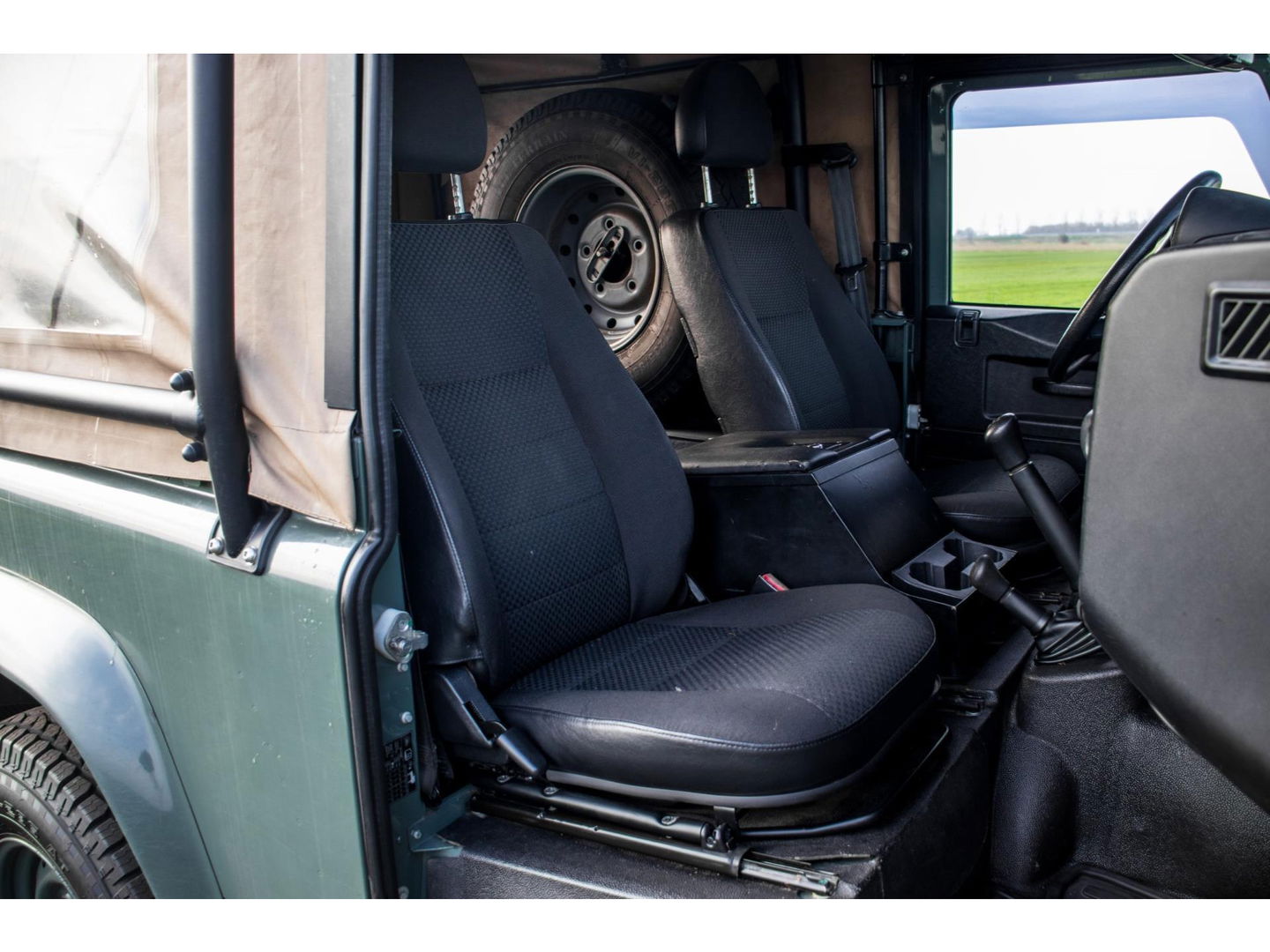 Land Rover Defender 2.2 D HT 90" SE | Cabriolet | 2 persoons