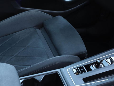 Volkswagen Golf 1.5 eTSI Style DSG 150PK | 17 inch | IQ Light | Alcantara | Memory | Camera