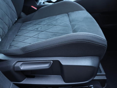 Volkswagen Golf 1.5 eTSI Style DSG 150PK | 17 inch | IQ Light | Alcantara | Memory | Camera