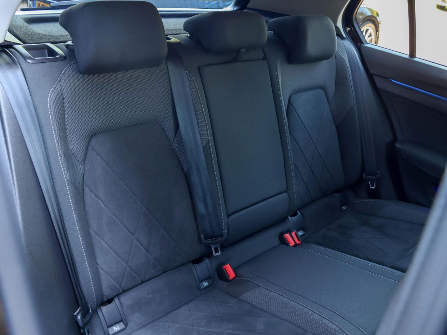 Volkswagen Golf 1.5 eTSI Style DSG 150PK | 17 inch | IQ Light | Alcantara | Memory | Camera