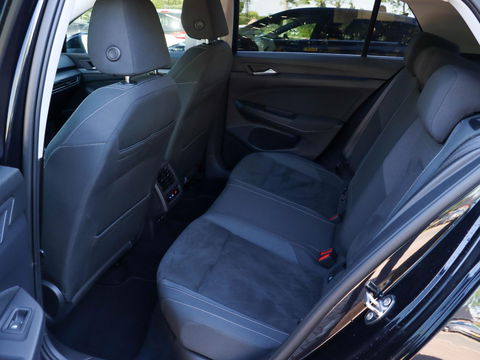 Volkswagen Golf 1.5 eTSI Style DSG 150PK | 17 inch | IQ Light | Alcantara | Memory | Camera