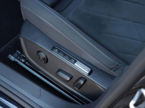 Volkswagen Golf 1.5 eTSI Style DSG 150PK | 17 inch | IQ Light | Alcantara | Memory | Camera
