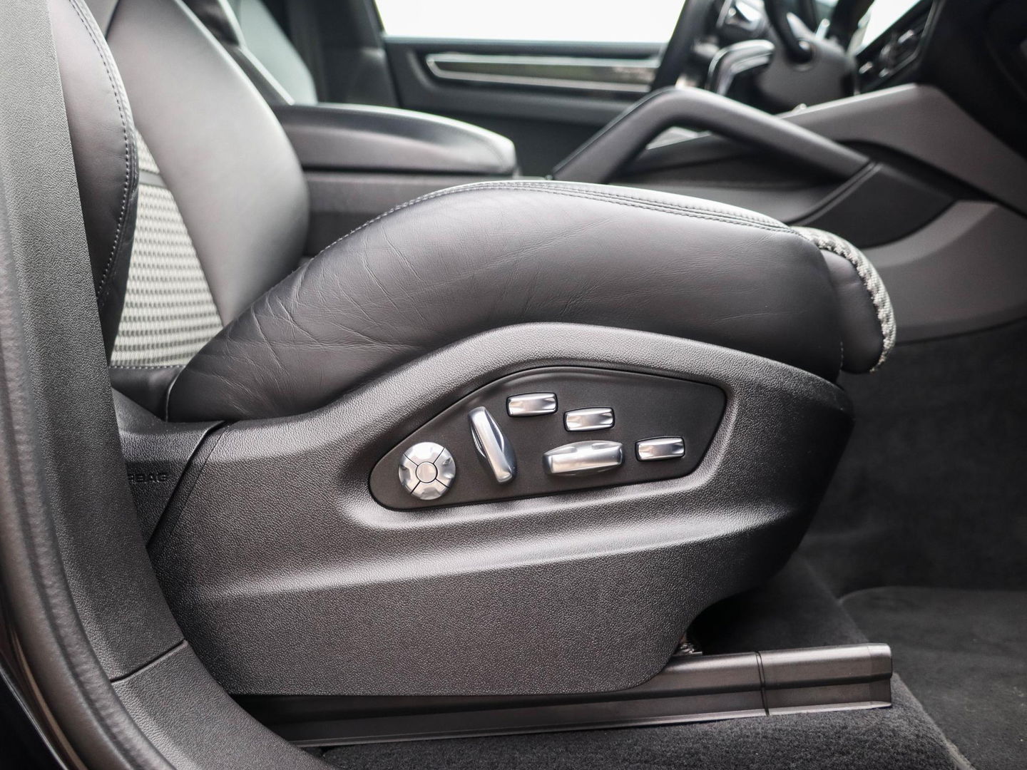 Porsche Cayenne Coupé 3.0 E-Hybrid 340PK | Carbon | Bose | Sport Chrono | Luchtvering