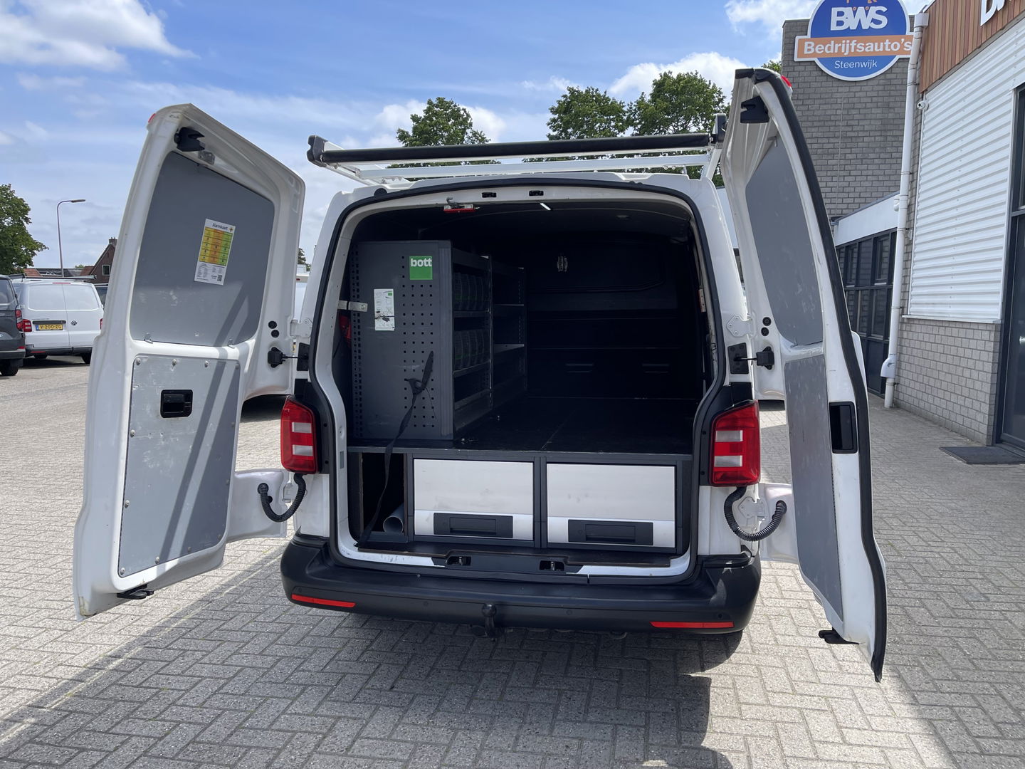 Volkswagen Transporter 2.0 TDI 102pk L1H1 Comfortline / vaste prijs rijklaar € 15.950 ex btw / lease vanaf € 269 / airco / cruise / bijrijdersbank / Bott ingerichte laadruimte / imperial / trekhaak !