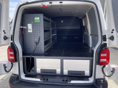 Volkswagen Transporter 2.0 TDI 102pk L1H1 Comfortline / vaste prijs rijklaar € 15.950 ex btw / lease vanaf € 269 / airco / cruise / bijrijdersbank / Bott ingerichte laadruimte / imperial / trekhaak !