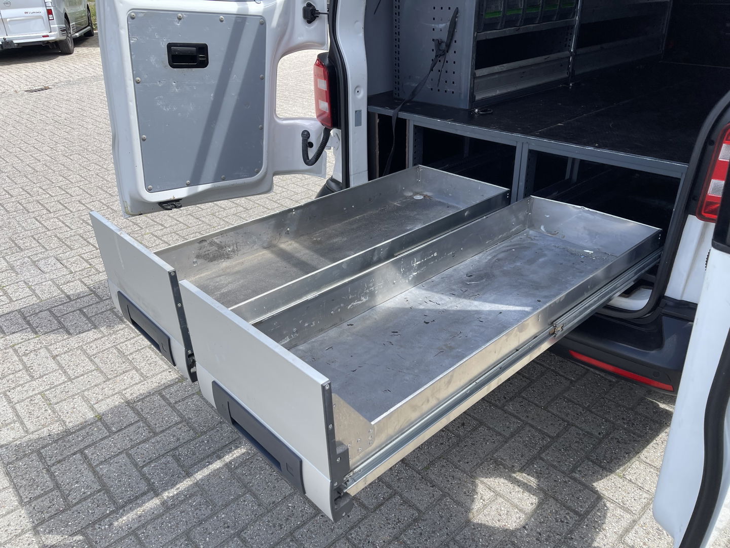Volkswagen Transporter 2.0 TDI 102pk L1H1 Comfortline / vaste prijs rijklaar € 15.950 ex btw / lease vanaf € 269 / airco / cruise / bijrijdersbank / Bott ingerichte laadruimte / imperial / trekhaak !