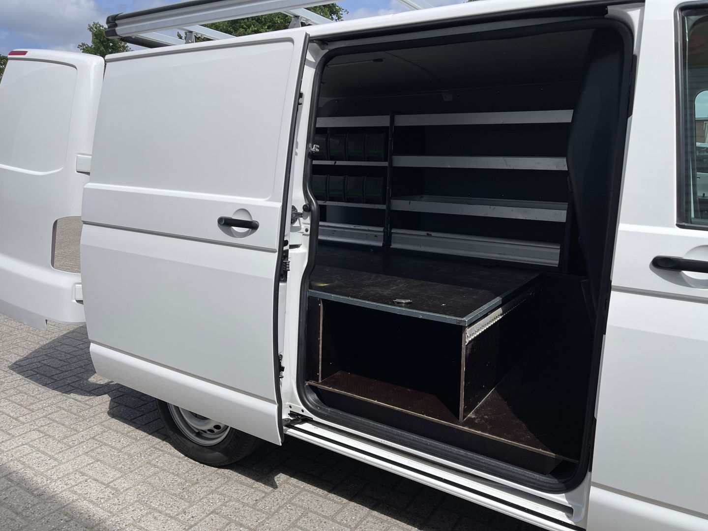 Volkswagen Transporter 2.0 TDI 102pk L1H1 Comfortline / vaste prijs rijklaar € 15.950 ex btw / lease vanaf € 269 / airco / cruise / bijrijdersbank / Bott ingerichte laadruimte / imperial / trekhaak !