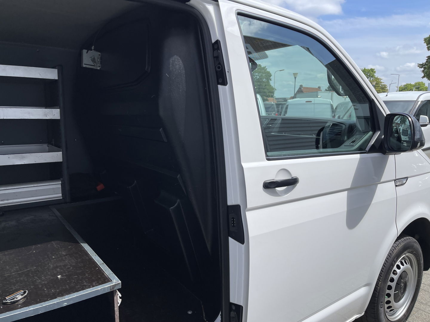Volkswagen Transporter 2.0 TDI 102pk L1H1 Comfortline / vaste prijs rijklaar € 15.950 ex btw / lease vanaf € 269 / airco / cruise / bijrijdersbank / Bott ingerichte laadruimte / imperial / trekhaak !