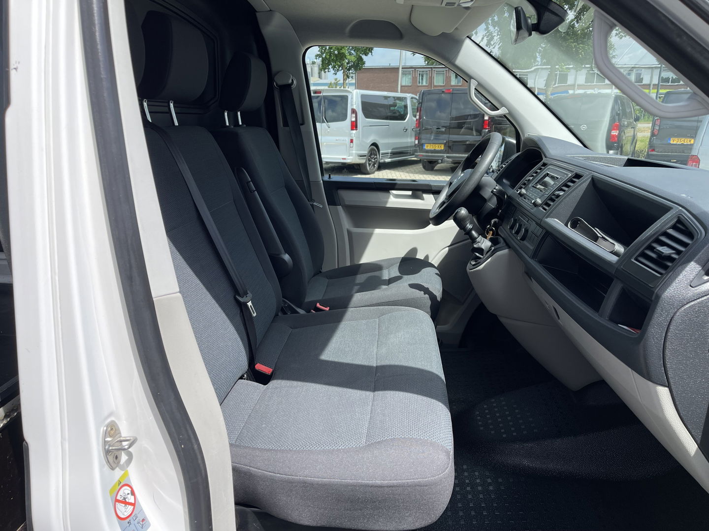 Volkswagen Transporter 2.0 TDI 102pk L1H1 Comfortline / vaste prijs rijklaar € 15.950 ex btw / lease vanaf € 269 / airco / cruise / bijrijdersbank / Bott ingerichte laadruimte / imperial / trekhaak !