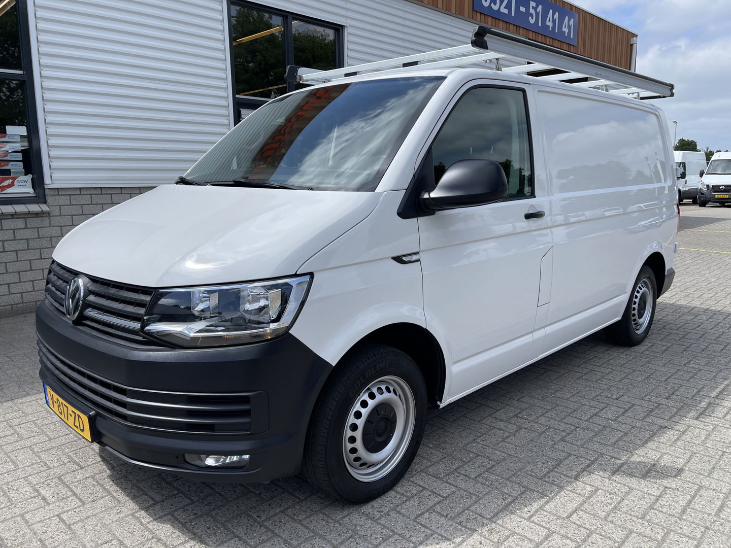 Volkswagen Transporter 2.0 TDI 102pk L1H1 Comfortline / vaste prijs rijklaar € 15.950 ex btw / lease vanaf € 269 / airco / cruise / bijrijdersbank / Bott ingerichte laadruimte / imperial / trekhaak !