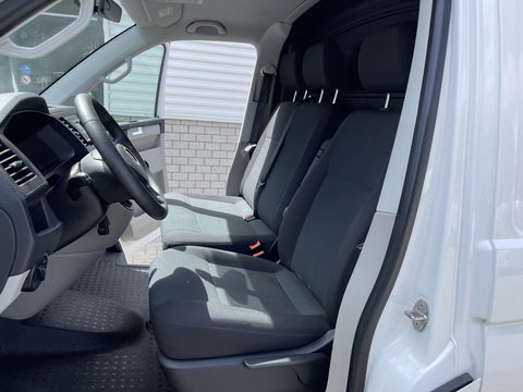 Volkswagen Transporter 2.0 TDI 102pk L1H1 Comfortline / vaste prijs rijklaar € 15.950 ex btw / lease vanaf € 269 / airco / cruise / bijrijdersbank / Bott ingerichte laadruimte / imperial / trekhaak !