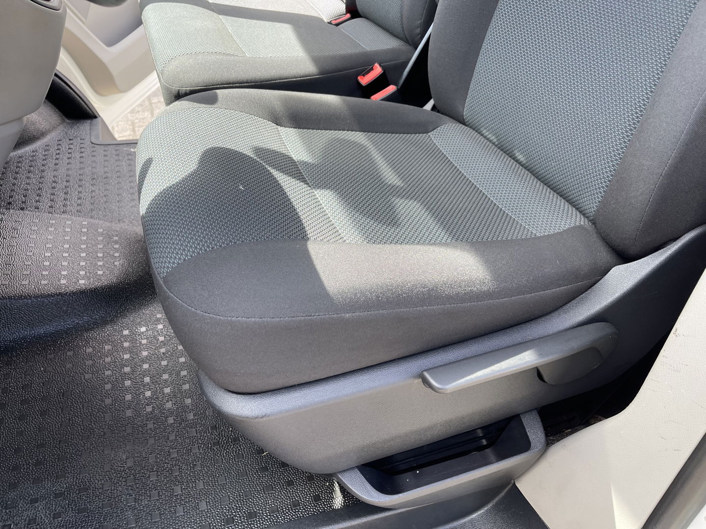 Volkswagen Transporter 2.0 TDI 102pk L1H1 Comfortline / vaste prijs rijklaar € 15.950 ex btw / lease vanaf € 269 / airco / cruise / bijrijdersbank / Bott ingerichte laadruimte / imperial / trekhaak !