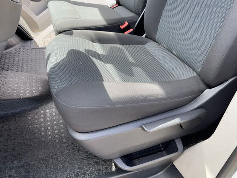 Volkswagen Transporter 2.0 TDI 102pk L1H1 Comfortline / vaste prijs rijklaar € 15.950 ex btw / lease vanaf € 269 / airco / cruise / bijrijdersbank / Bott ingerichte laadruimte / imperial / trekhaak !