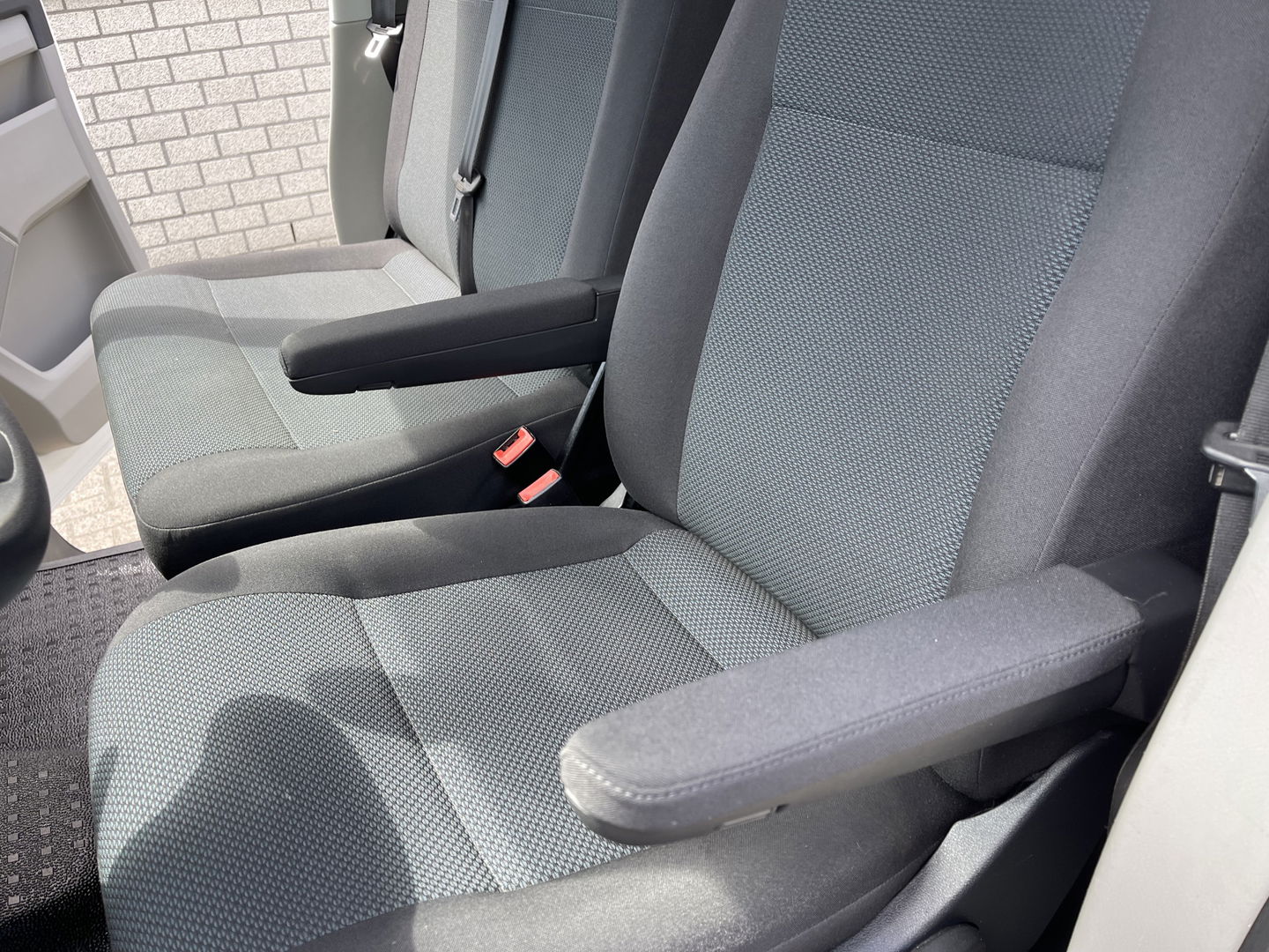 Volkswagen Transporter 2.0 TDI 102pk L1H1 Comfortline / vaste prijs rijklaar € 15.950 ex btw / lease vanaf € 269 / airco / cruise / bijrijdersbank / Bott ingerichte laadruimte / imperial / trekhaak !