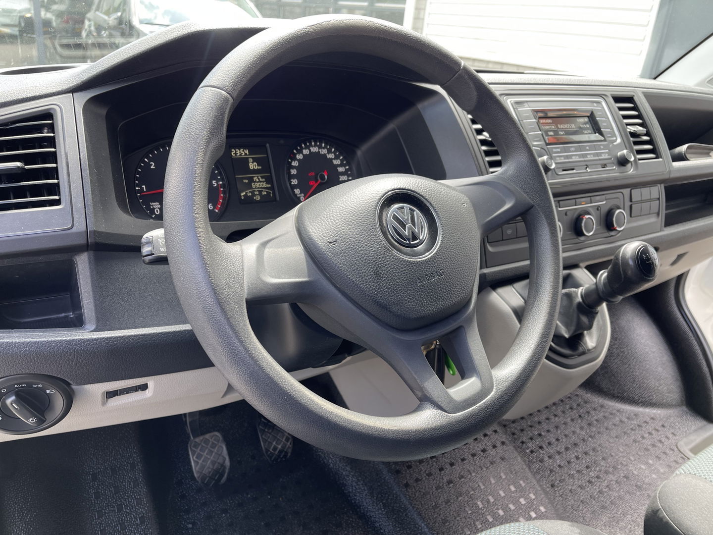 Volkswagen Transporter 2.0 TDI 102pk L1H1 Comfortline / vaste prijs rijklaar € 15.950 ex btw / lease vanaf € 269 / airco / cruise / bijrijdersbank / Bott ingerichte laadruimte / imperial / trekhaak !