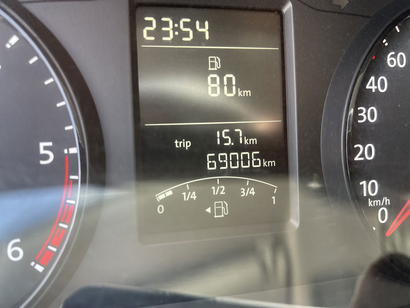 Volkswagen Transporter 2.0 TDI 102pk L1H1 Comfortline / vaste prijs rijklaar € 15.950 ex btw / lease vanaf € 269 / airco / cruise / bijrijdersbank / Bott ingerichte laadruimte / imperial / trekhaak !