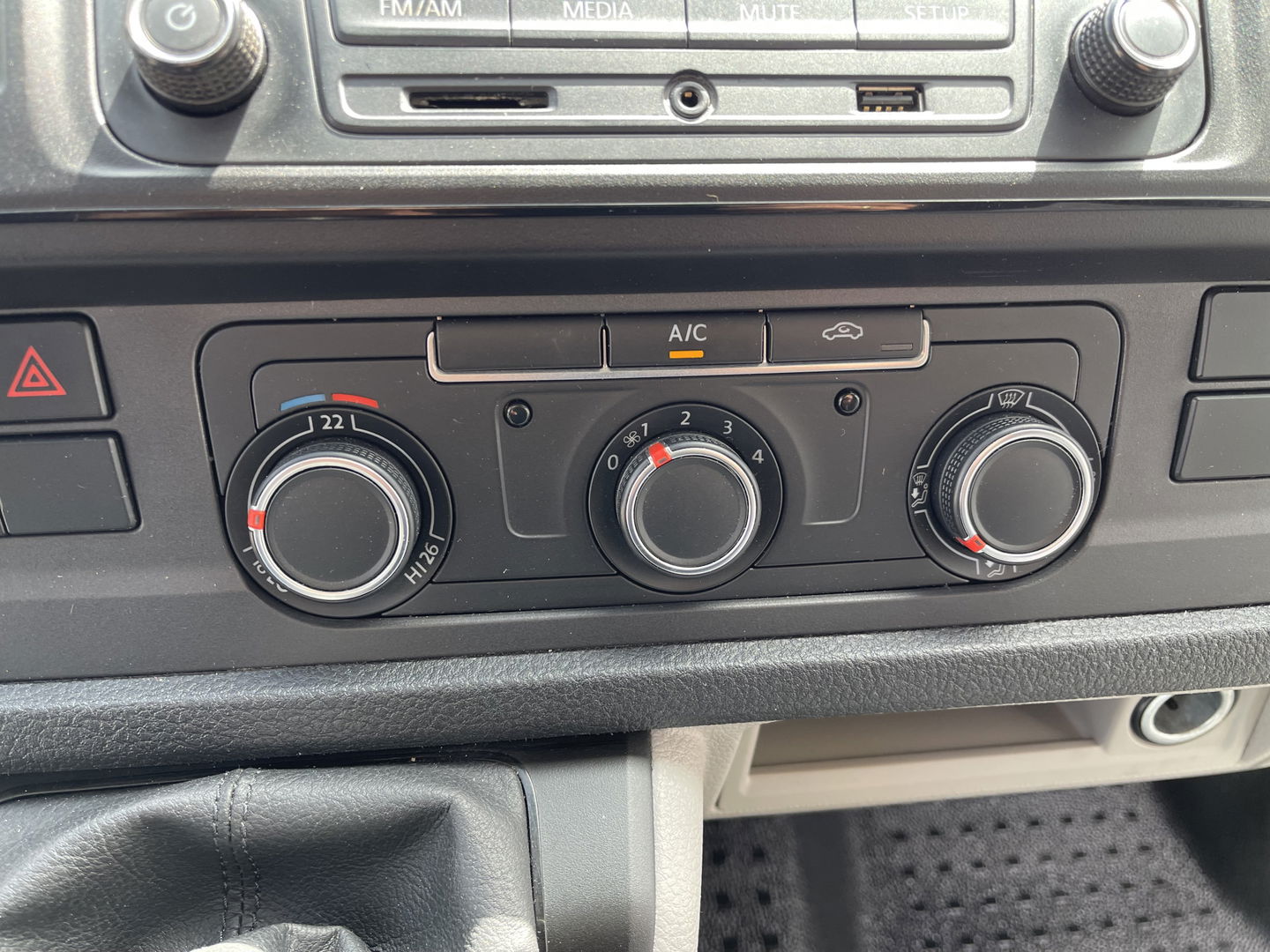 Volkswagen Transporter 2.0 TDI 102pk L1H1 Comfortline / vaste prijs rijklaar € 15.950 ex btw / lease vanaf € 269 / airco / cruise / bijrijdersbank / Bott ingerichte laadruimte / imperial / trekhaak !