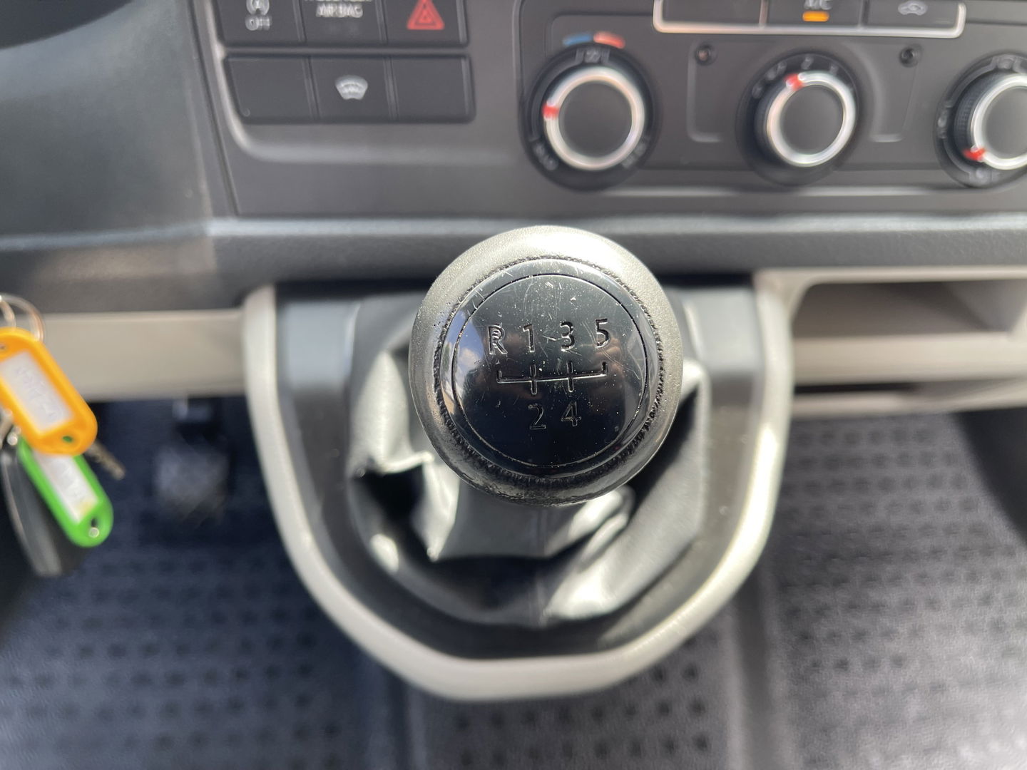 Volkswagen Transporter 2.0 TDI 102pk L1H1 Comfortline / vaste prijs rijklaar € 15.950 ex btw / lease vanaf € 269 / airco / cruise / bijrijdersbank / Bott ingerichte laadruimte / imperial / trekhaak !