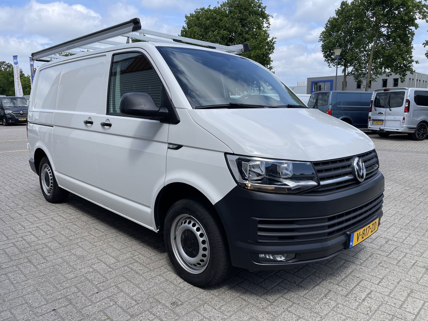 Volkswagen Transporter 2.0 TDI 102pk L1H1 Comfortline / vaste prijs rijklaar € 15.950 ex btw / lease vanaf € 269 / airco / cruise / bijrijdersbank / Bott ingerichte laadruimte / imperial / trekhaak !
