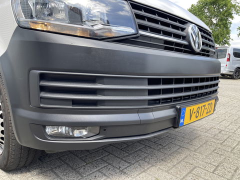 Volkswagen Transporter 2.0 TDI 102pk L1H1 Comfortline / vaste prijs rijklaar € 15.950 ex btw / lease vanaf € 269 / airco / cruise / bijrijdersbank / Bott ingerichte laadruimte / imperial / trekhaak !
