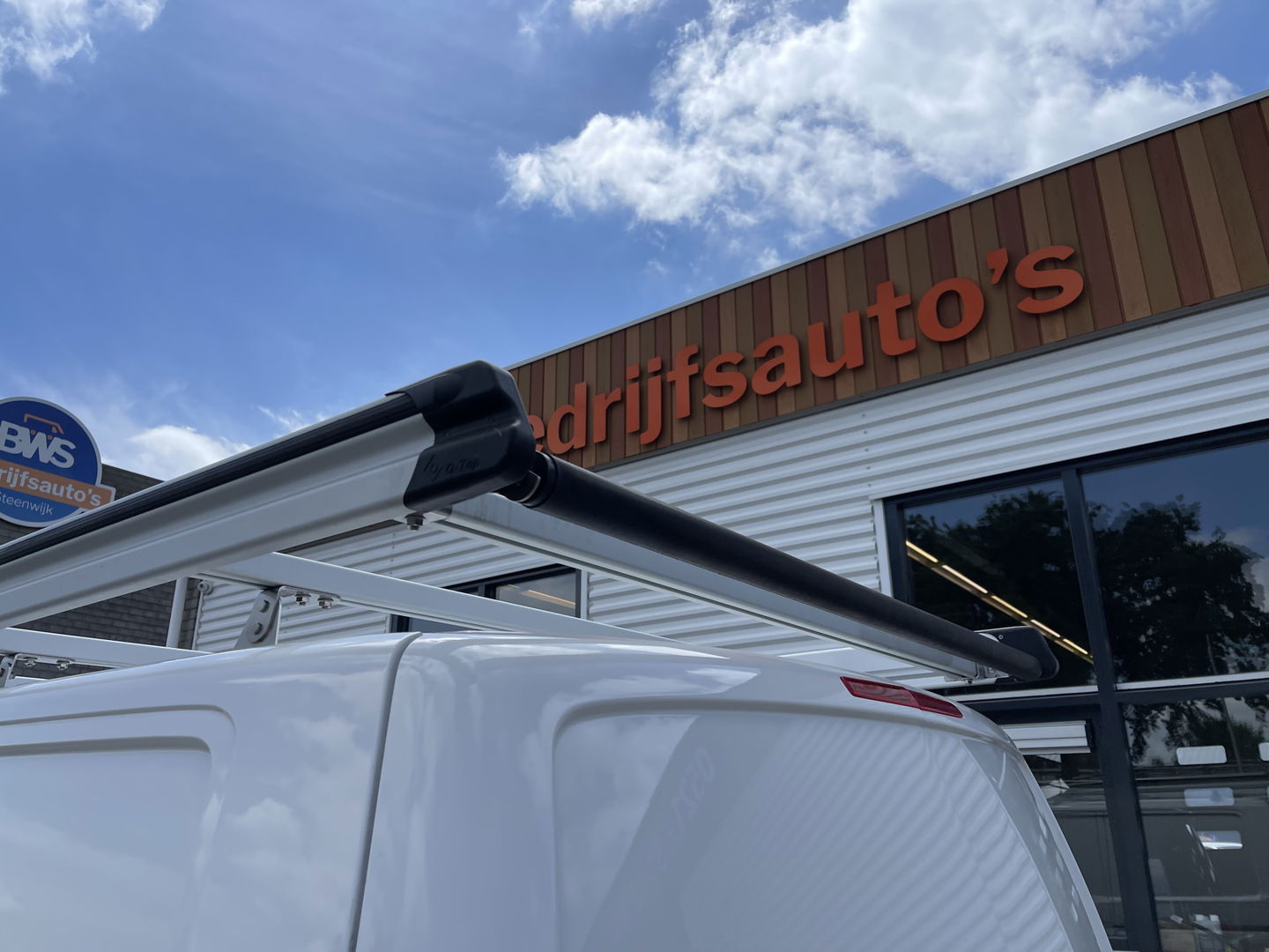 Volkswagen Transporter 2.0 TDI 102pk L1H1 Comfortline / vaste prijs rijklaar € 15.950 ex btw / lease vanaf € 269 / airco / cruise / bijrijdersbank / Bott ingerichte laadruimte / imperial / trekhaak !